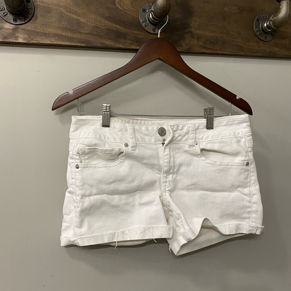 American Eagle Women’s Shorts in white. Women’s size 8 - Picture 5 of 16